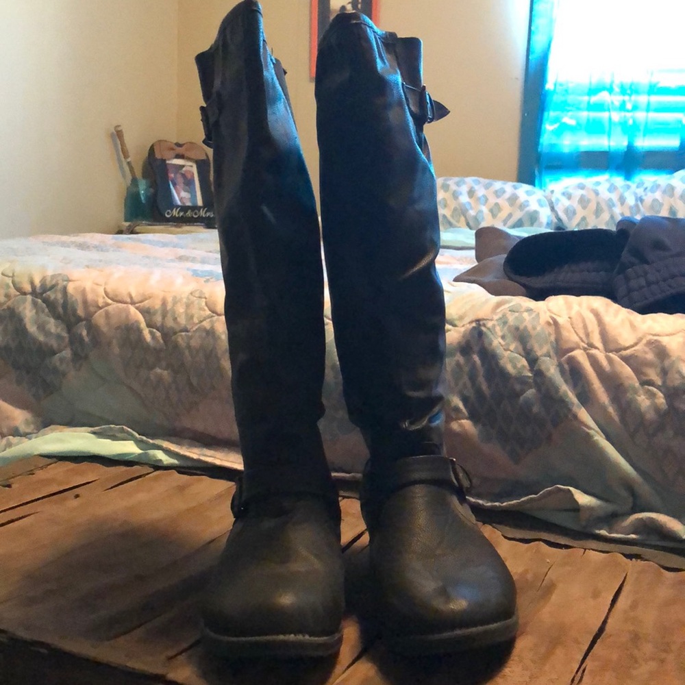 Black boots - Picture 2 of 2